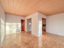 Olohuoneen yhteydessä on tilaa ruokapöydälle.