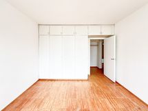 Huoneessa on mukavasti kaappitilaa.