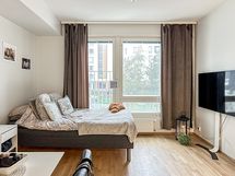 Isot ikkunat antavat paljon valoa. Ikkunoissa on valmiina sälekaihtimet.