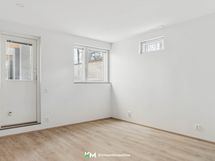 Kellarikerroksen molemmista huoneista on käynti ulos.