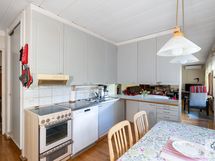 Keittiössä on kivasti laskutilaa.