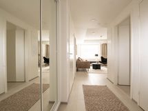 Eteinen. Kuva asunnosta A10, jossa vastaava pohjaratkaisu, materiaalit voivat poiketa.