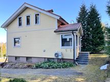 Sisäänkäynti tapahtuu talon takaa