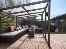 Valokatettu pergola.