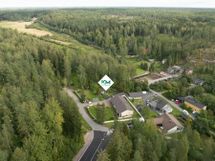 Kiinteistö ja sen ympäristöä ilmasta (vehreään aikaan)