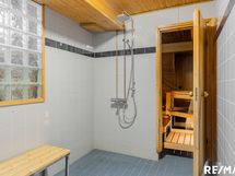 Taloyhtiön pesuhuone.