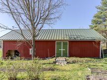 Piharakennus takaa päin