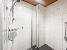 Kylpyhuoneessa on paikka pyykinpesukoneelle