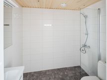 Kylpyhuoneessa on paikka omalle pesukoneelle, Taloyhtiössä myös pesula (1€/h)!