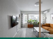 Olohuoneesta on kulku lasitetulle parvekkeelle.