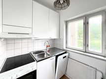 Keittokomerossa on keraaminen liesi, sekä astianpesukone.