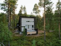 Saunarakennuksen julkisivu järvensuuntaan
