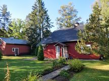 Julkisivu talo ja ulkorakennus.