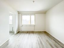 Tässä sama huone ilman huonekaluja.