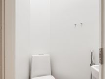 erillinen wc toisen sisäänkäynnin vieressä