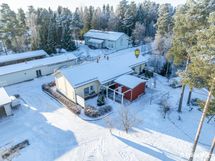 Vieressä pieni metsikkö tuomassa omaa rauhaa