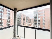 Parvekkeen näkymä on itään.