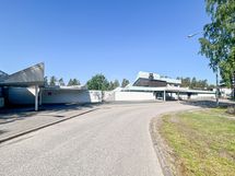 Sveitsin uimala, jossa sisäaltaiden lisäksi iso ulko-allasalue. Teerimäenkatu 6, n. 2 km.