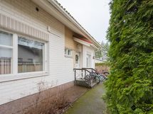 Julkisivu sisäänkäynnin suunnasta.