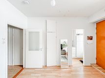 Huoneen puolella ja eteisessä on mukavasti kaappitilaa.