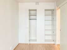 Säilytystilaa löytyy hyvin eteisestä sekä makuuhuoneesta