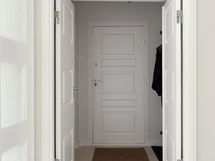 Eteisestä on käynti makuuhuonealkoviin.