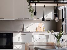 Tyylikäs hiljattain remontoitu keittiö 