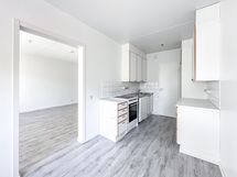 Keittiössä tilaa työskentelyyn.