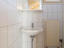 Alakerran erillinen WC.