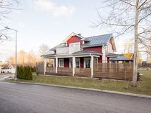 Julkisivu ja terassi tien puolelta