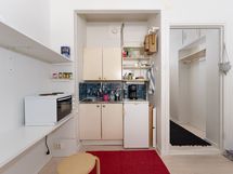 Keittokomeroon ja eteiseen päin