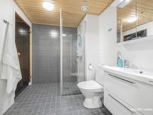 Kylpyhuone on tilava.