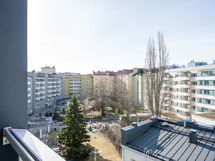 Näkymä ikkunasta ja parvekkeelta 