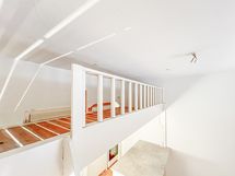 Tilavalle parvelle mahtuu leveämpikin patja.  Parvella on leveyttä noin 120 cm.