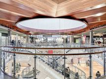 Kaupat ja kauppakeskukset löydät lyhyen kävelymatkan päästä. Kuvassa Kamppi jonne matkaa n. 500 m.