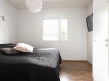 Makuuhuoneen yhteydessä vaatehuone.