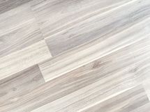 Asunnon laminaattilattia on siisti.