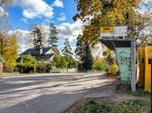 Bussit kulkevat vierestä ja raidejokerin pysäkille on matkaa reilut 300 metriä.