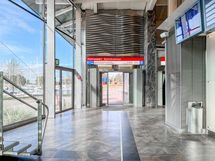 Koivusaaren metroasemalle on lyhyt kävelymatka.