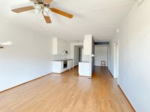 Olohuone yhdistyy luontevasti hyvin varustettuun avokeittiöön.