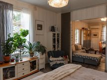 Makuuhuone/Olohuone  -- Sovrum/Vardagsrum