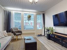 Olohuoneessa suuret ikkunat