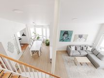 Näkymä 2. kerroksesta olohuoneeseen