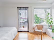 1. kerroksen makuuhuone, josta käynti parvekkeelle