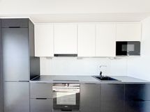 keittiö on hyvin varusteltu integroituine kodinkoneineen.