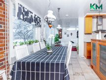 Keittiön ja olohuoneen välissä on ruokailutila, johon mahtuu isokin seurue ruokailemaan