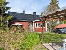Pihalla on mm. marjapensaita ja raparperia kasvamassa.