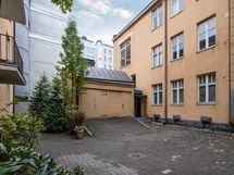 Oma päätyhuoneisto joka ulottuu pohjakerroksesta ylimpään kerrokseen saakka.