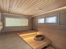 Saunassa ikkunat kahteen eri ilmansuuntaan.