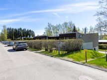 Auton voi pysäköidä suoraan oman asunnon eteen.